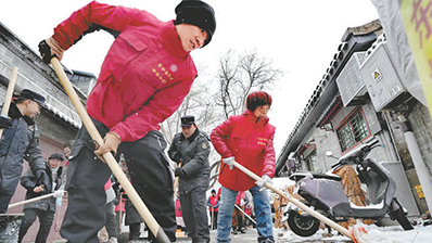 “雪随下地随扫” 沿街单位商户及时行动